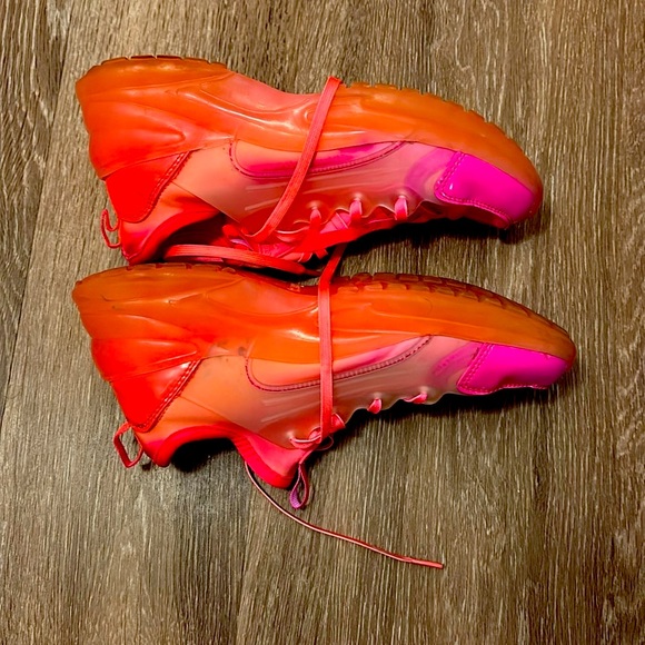 Guess Women’s Vibrant Red Sneakers Size 7.5 - Picture 11 of 14